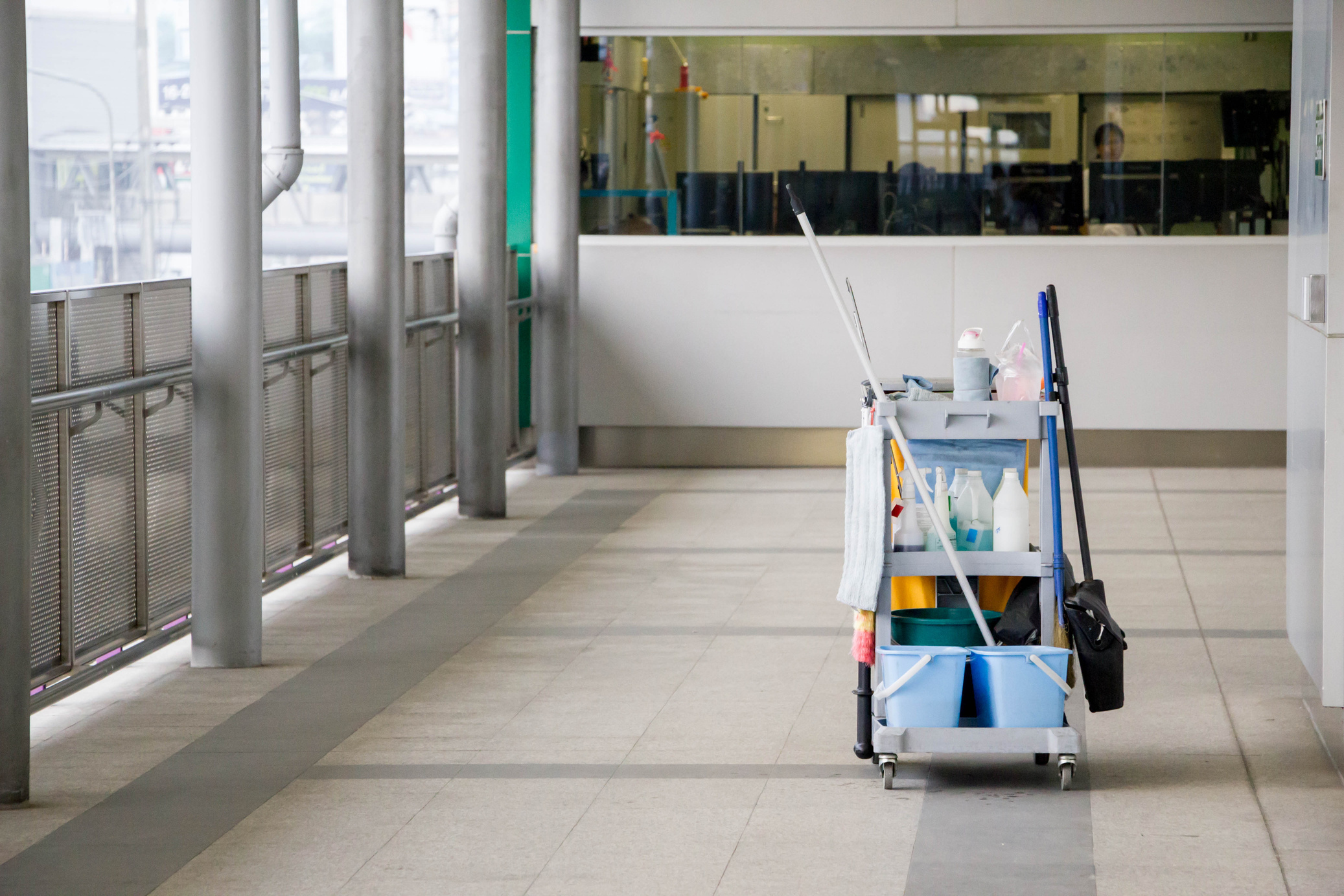 Chariot de nettoyage dans un espace professionnel lumineux
